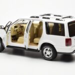 Lincoln Navigator Blanc AUTOart 1:18 - image 5 of 8
