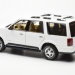 Lincoln Navigator Blanc AUTOart 1:18 - image 7 of 8
