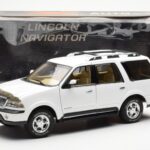 Lincoln Navigator Blanc AUTOart 1:18 - image 8 of 8