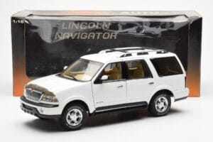 Lincoln Navigator Blanc AUTOart 1:18 72761 Métal — image 8 sur 8