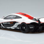 McLaren P1 GTR Blanc Brillant Avec Rayures Rouges AUTOart 1:18 - image 6 of 7