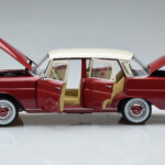Mercedes 200 W110 Rouge Norev 1:18 - image 4 of 7