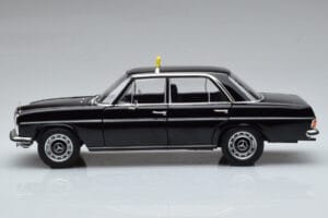 Mercedes 200 W115 Taxi Norev 1:18 183776 Métal — image 4 sur 7