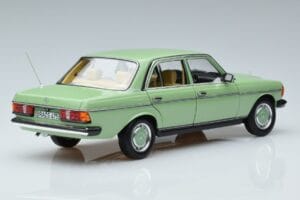 Mercedes 200 W123 Vert Norev 1:18 183796 Métal — image 3 sur 7