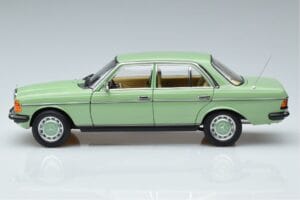 Mercedes 200 W123 Vert Norev 1:18 183796 Métal — image 4 sur 7