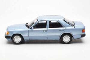 Mercedes 230E W124 Bleu Clair Métallique Norev 1:18 183945 Métal — image 4 sur 8