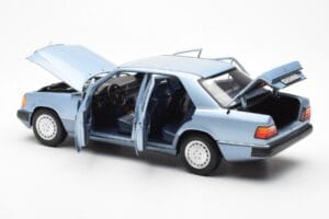 Mercedes 230E W124 Bleu Clair Métallique Norev 1:18 183945 Métal — image 5 sur 8