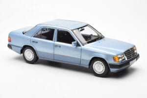 Mercedes 230E W124 Bleu Clair Métallique Norev 1:18 183945 Métal — image 6 sur 8