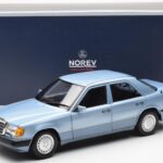 Mercedes 230E W124 Bleu Clair Métallique Norev 1:18 - image 8 of 8