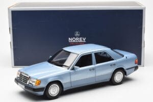 Mercedes 230E W124 Bleu Clair Métallique Norev 1:18 183945 Métal — image 8 sur 8