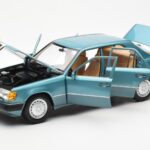 Mercedes 230E W124 Beryl Metallic Édition Concessionnaire Norev 1:18 B66040698 - image 2 of 8