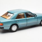 Mercedes 230E W124 Beryl Metallic Édition Concessionnaire Norev 1:18 B66040698 - image 3 of 8