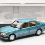Mercedes 230E W124 Beryl Metallic Édition Concessionnaire Norev 1:18 B66040698 - image 8 of 8