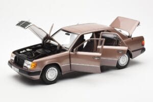 Mercedes 230E W124 Rosewood Metallic Édition Concessionnaire Norev 1:18 B66040697 Métal — image 2 sur 8