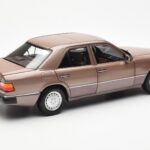 Mercedes 230E W124 Rosewood Metallic Édition Concessionnaire Norev 1:18 B66040697 - image 3 of 8