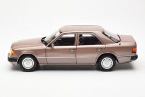 Mercedes 230E W124 Rosewood Metallic Édition Concessionnaire Norev 1:18 B66040697 Métal — image 4 sur 8