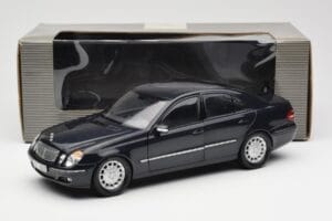 Mercedes E-Class W211 Bleu Métallisé Kyosho 1:18 B66962147 Métal — image 8 sur 8