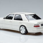 Mercedes E60 AMG W124 Blanc Otto 1:18 - image 5 of 6