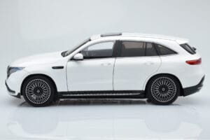 Mercedes EQC 400 Diamond Blanc NZG 1:18 B66963756 Métal — image 4 sur 8