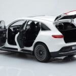 Mercedes EQC 400 Diamond Blanc NZG 1:18 - image 5 of 8