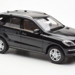 Mercedes M-Class W166 Obsidian Noir Métallique Minichamps 1:18 B66960063 - image 6 of 8