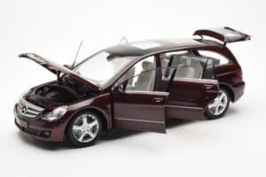Mercedes R-Class W251 Rouge Métallique Minichamps 1:18 150034602 Métal — image 2 sur 8