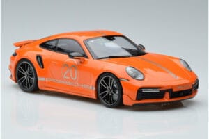Porsche 911 992 Turbo S China 20th Anniversary Orange Minichamps 1:18 155069171 Métal — image 4 sur 6