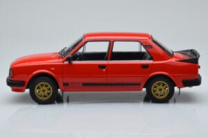 Skoda 130 LR Rouge IXO 1:18 18CMC159 Métal — image 3 sur 6