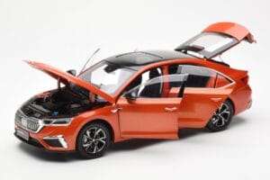 Skoda Octavia Pro Orange FAW 1:18 ZMR000006ORA Métal — image 2 sur 8