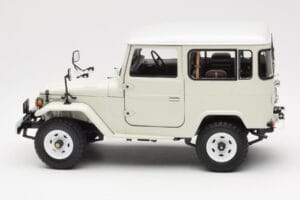 Toyota Land Cruiser FJ40 Van Blanc Kyosho 1:18 08971W Métal — image 4 sur 8