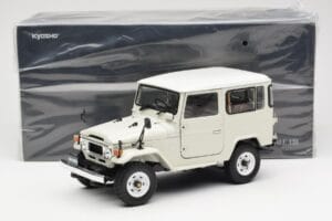 Toyota Land Cruiser FJ40 Van Blanc Kyosho 1:18 08971W Métal — image 8 sur 8