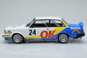 Volvo 240 Turbo Beckers #24 P.G. Andersson Nurburgring 1985 IXO 1:18 18RMC105A Métal — image 3 sur 6