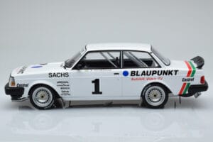 Volvo 240 Turbo IPS Racing Blaupunkt #1 P. Stureson DTM Zolder 1986 IXO 1:18 18RMC106 Métal — image 3 sur 6