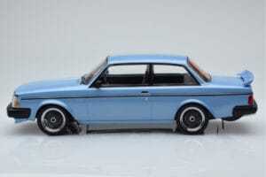 Volvo 240 Turbo Bleu Clair IXO 1:18 18MCC090 Métal — image 3 sur 6