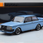 Volvo 240 Turbo Bleu Clair IXO 1:18 - image 6 of 6