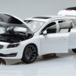 Volvo V60 D3 Crystal Blanc FAW 1:18 - image 2 of 7