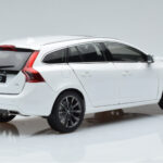 Volvo V60 D3 Crystal Blanc FAW 1:18 - image 3 of 7