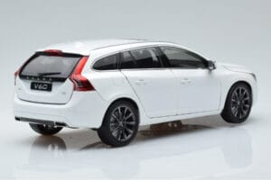 Volvo V60 D3 Crystal Blanc FAW 1:18 9430840 Métal — image 3 sur 7