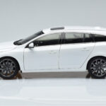 Volvo V60 D3 Crystal Blanc FAW 1:18 - image 4 of 7