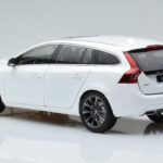 Volvo V60 D3 Crystal Blanc FAW 1:18 - image 6 of 7