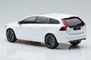 Volvo V60 D3 Crystal Blanc FAW 1:18 9430840 Métal — image 6 sur 7