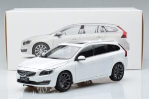 Volvo V60 D3 Crystal Blanc FAW 1:18 9430840 Métal — image 7 sur 7