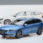 Volvo V60 D3 Power Bleu FAW 1:18 9430839 Métal - image 7 of 7