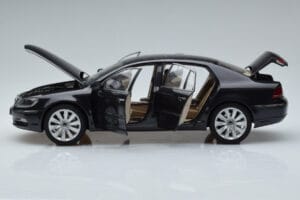 Volkswagen Phaeton V6 Mazeppa Gris Kyosho 1:18 08831MBK Métal — image 4 sur 9