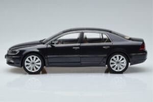 Volkswagen Phaeton V6 Mazeppa Gris Kyosho 1:18 08831MBK Métal — image 5 sur 9