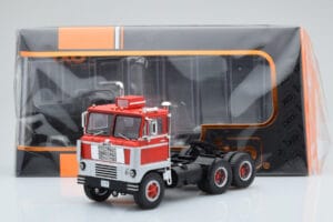 White 7400 Rouge Argent IXO 1:43 TR170 Métal — image 5 sur 5