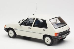 Peugeot 205 Junior Blanc Otto 1:18 OT463 Résine — image 5 sur 6