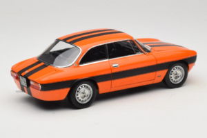Alfa Romeo 2000 GTV Orange Norev 1:18 187918 Métal — image 3 sur 8
