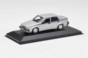 Alfa Romeo 75 3.0 V6 Argent Minichamps 1:43 400120461 Métal — image 2 sur 4