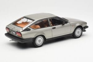 Alfa Romeo Alfetta GTV 2.0 Gris Métallique AUTOart 1:18 70147 Métal — image 3 sur 8